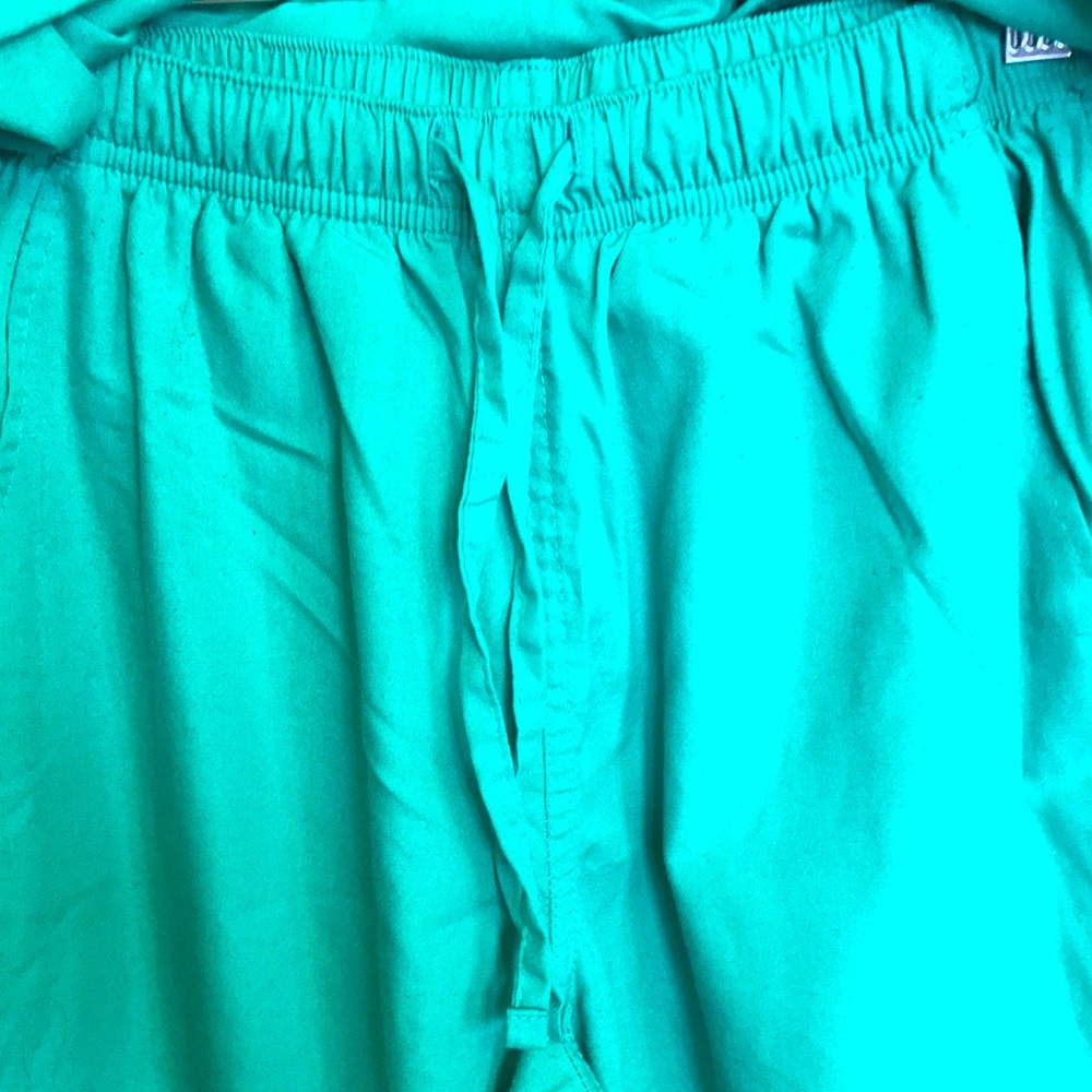 Green scrub set - Picture 7 of 12